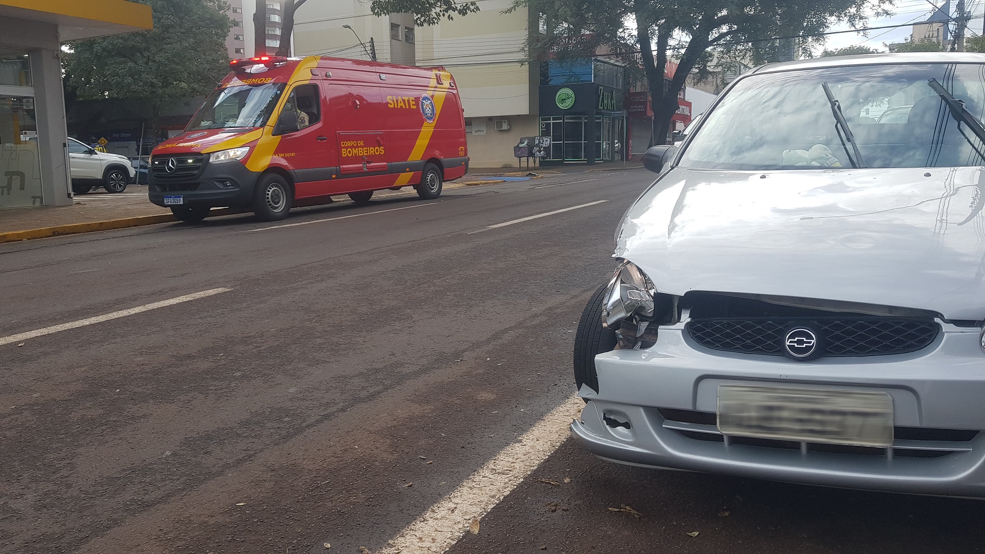 Siate é acionado após acidente entre Toro e Classic no Centro de Cascavel
