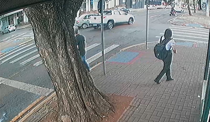 Vídeo mostra colisão entre Toro e Classic na Rua Paraná, no Centro
