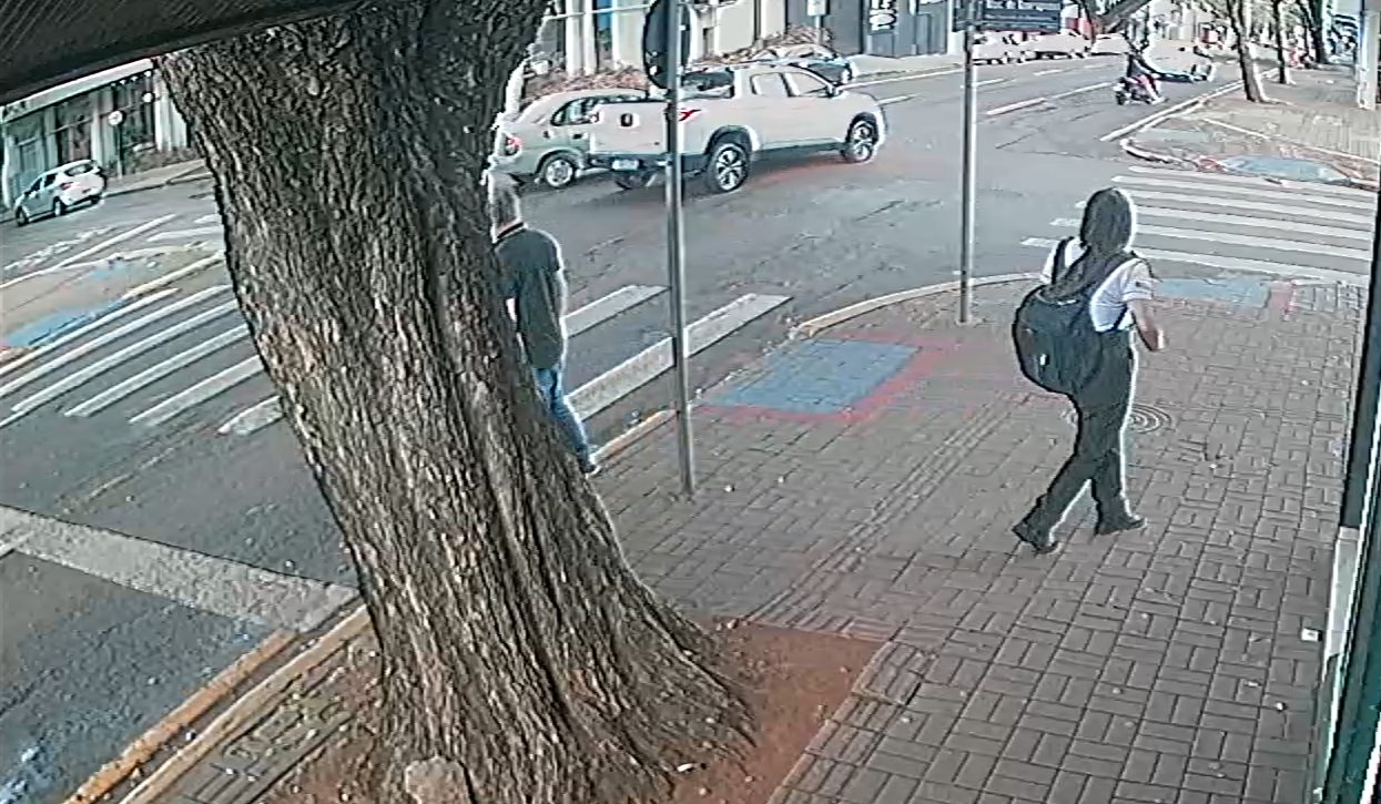 Vídeo mostra colisão entre Toro e Classic na Rua Paraná, no Centro