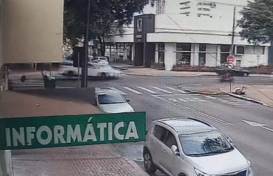 Mais uma câmera registra colisão entre carro e caminhonete no Centro