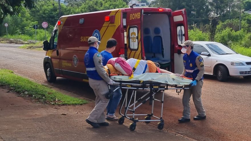 Mulher é socorrida pelo Siate após queda no Santa Cruz