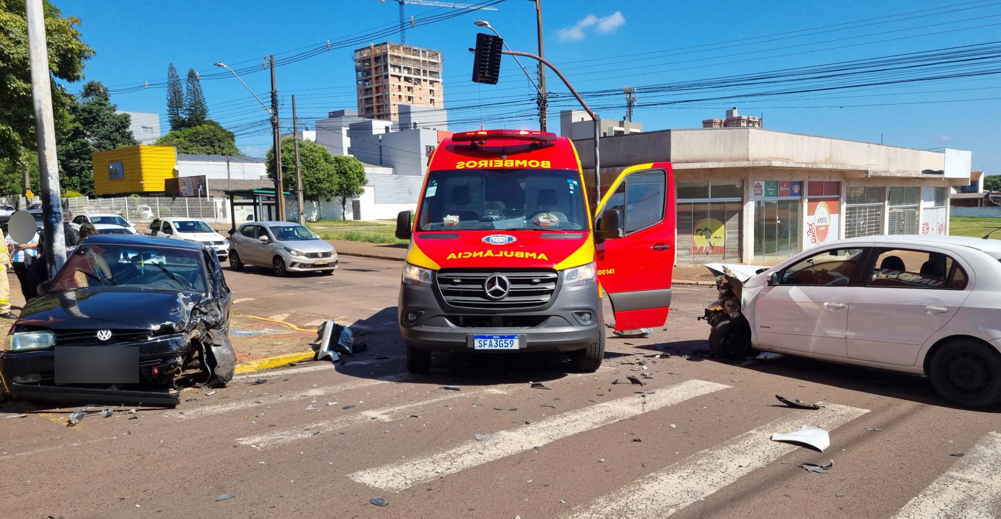 Motorista fica ferido em acidente no Tropical