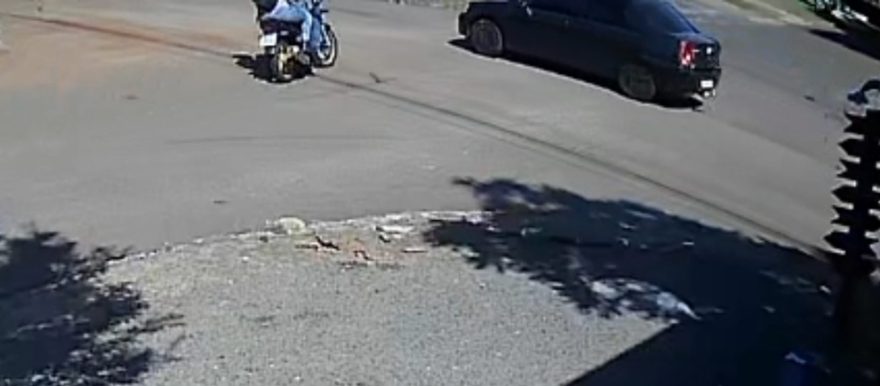 Câmera registra colisão entre carro e moto no Cascavel Velho