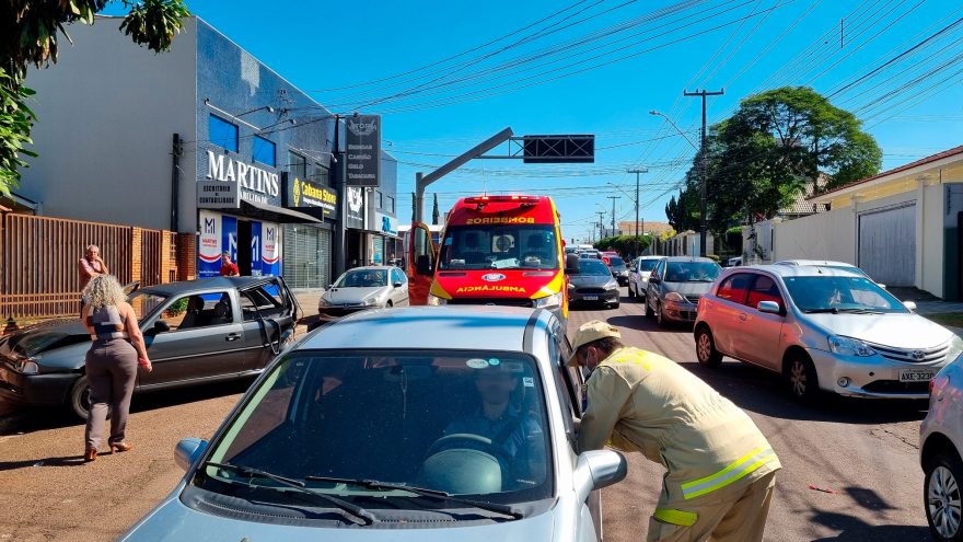 Acidente entre quatro veículos deixa vítima e trânsito lento no bairro Neva