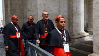 Cardeais que votam no conclave estão em Roma, diz Vaticano