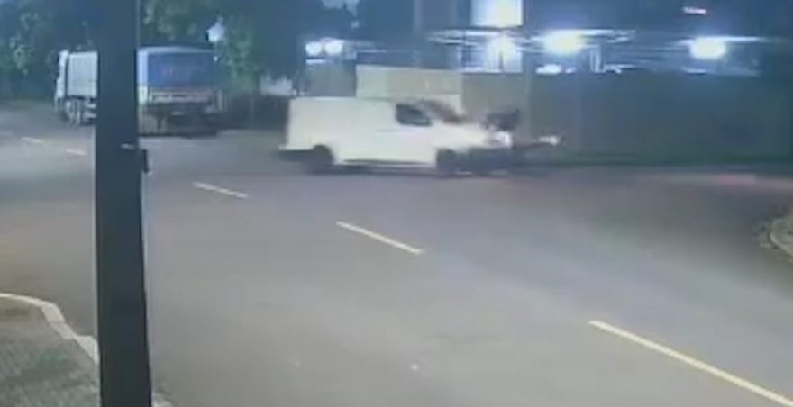 Câmera de segurança flagra acidente entre van e moto em Cascavel; condutor foge sem prestar socorro