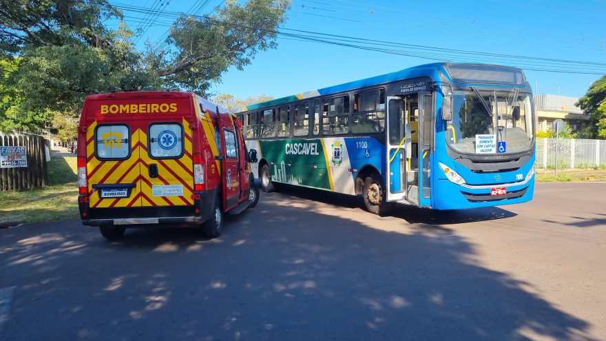 Bombeiros atendem vítimas de colisão entre carro e ônibus no Santo Onofre