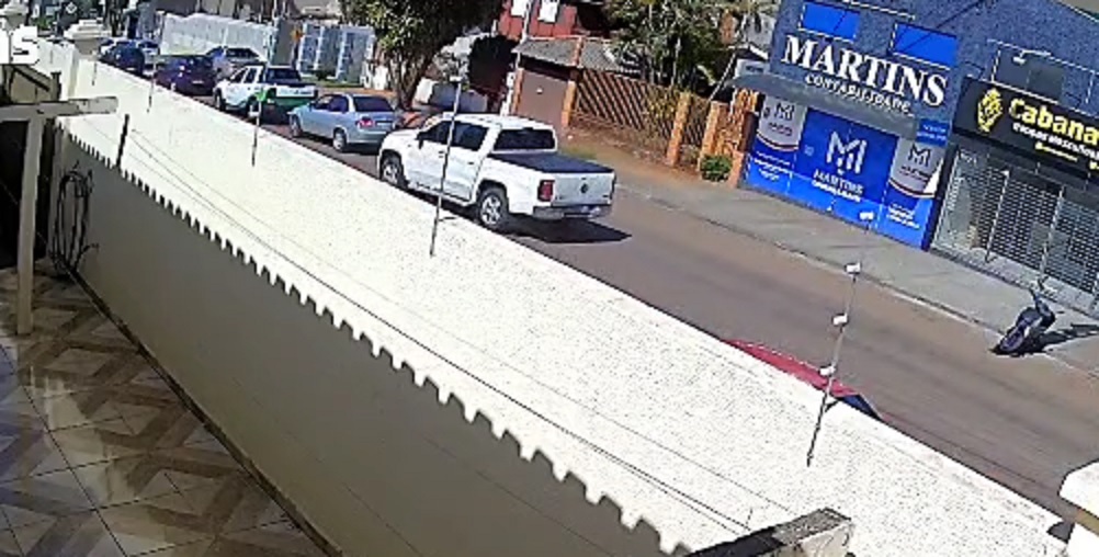 Vídeo mostra que Amarok causou acidente no Bairro Neva Vídeo mostra que Amarok causou acidente no Bairro Neva