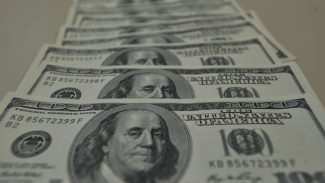Dólar sobe para R$ 5,68 com dados fortes da economia dos EUA