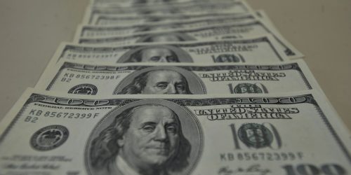 Dólar sobe para R$ 5,68 com dados fortes da economia dos EUA Imagem referente a Dólar sobe para R$ 5,68 com dados fortes da economia dos EUA