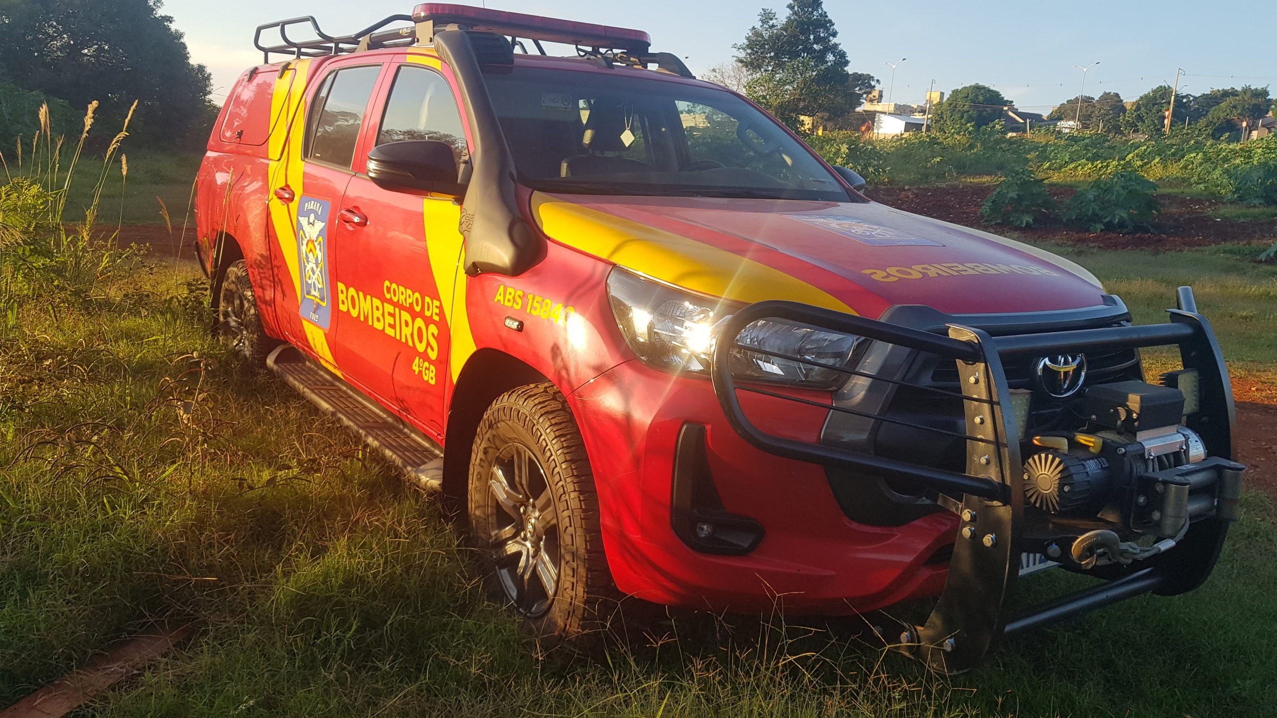 Bombeiros combatem incêndio ambiental próximo ao Ecopark Oeste Bombeiros combatem incêndio ambiental próximo ao Ecopark Oeste