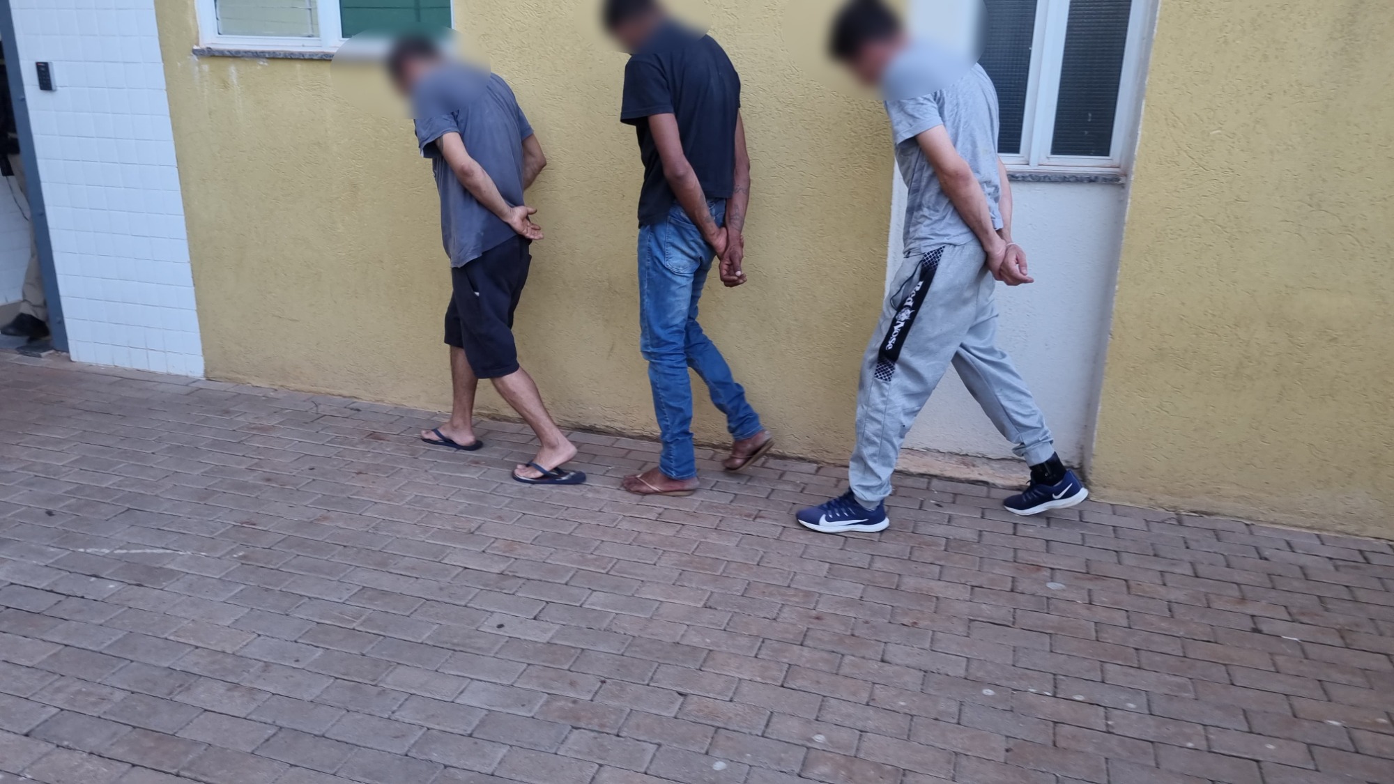 Vítima reconhece mala furtada e aciona polícia: suspeitos são detidos