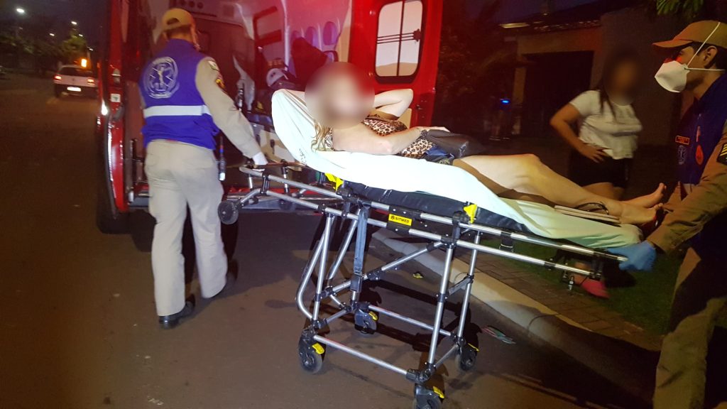 Mulher cai de banquinho enquanto regava plantas e fica ferida no Bairro Parque Verde