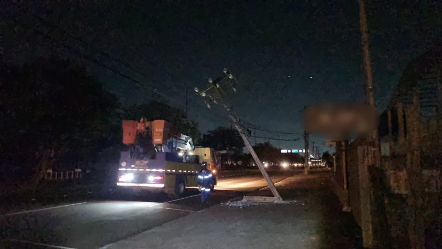 Colisão em poste deixa trecho da Avenida Tancredo Neves no escuro