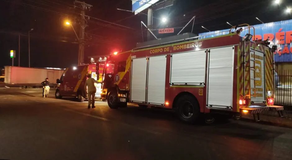 Colisão violenta! Jovem fica em estado grave ao bater moto contra caminhão