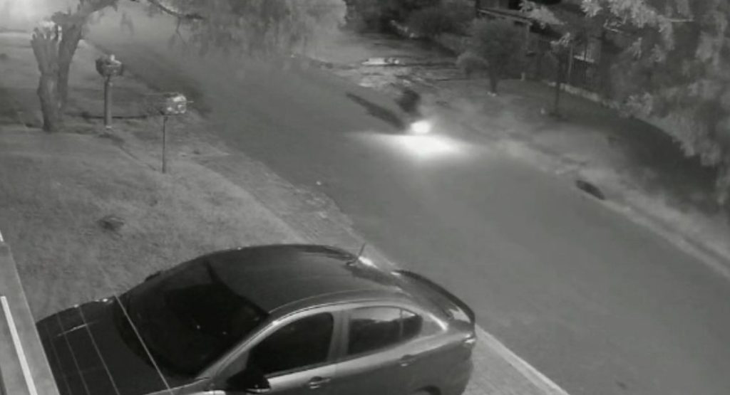 Imprudência! Câmera flagra motociclista empinando e batida frontal no Periolo
