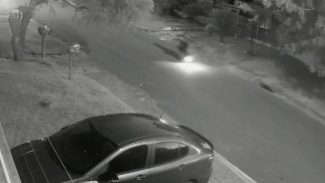 Imprudência! Câmera flagra motociclista empinando e batida frontal no Periolo