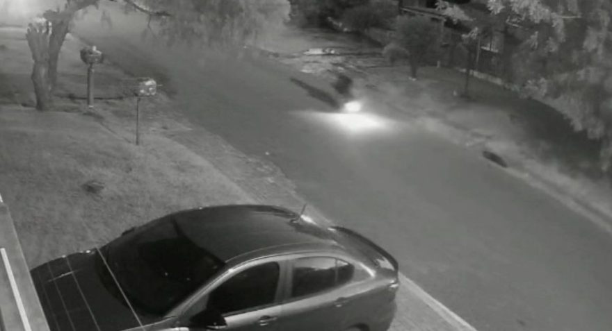 Imprudência! Câmera flagra motociclista empinando e batida frontal no Periolo