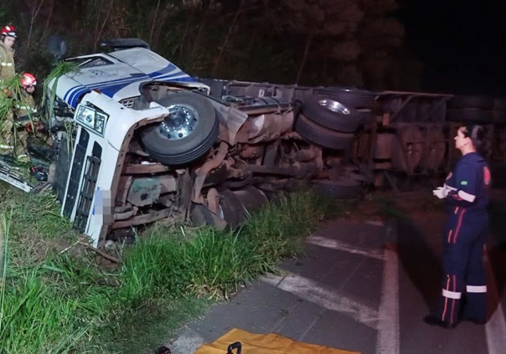 Motorista morre após carreta carregada de vidro tombar na BR-376, na Serra do Cadeado Motorista morre após carreta carregada de vidro tombar na BR-376, na Serra do Cadeado