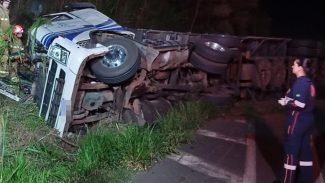 Motorista morre após carreta carregada de vidro tombar na BR-376, na Serra do Cadeado