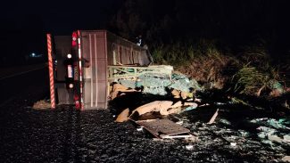 Carreta tombada em acidente fatal estava carregada com espelhos, diz PRF