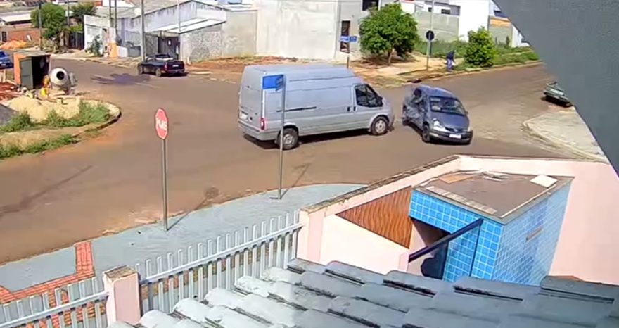 Câmera flagra momento em que Van fura preferencial e atinge Honda Fit no Cascavel Velho