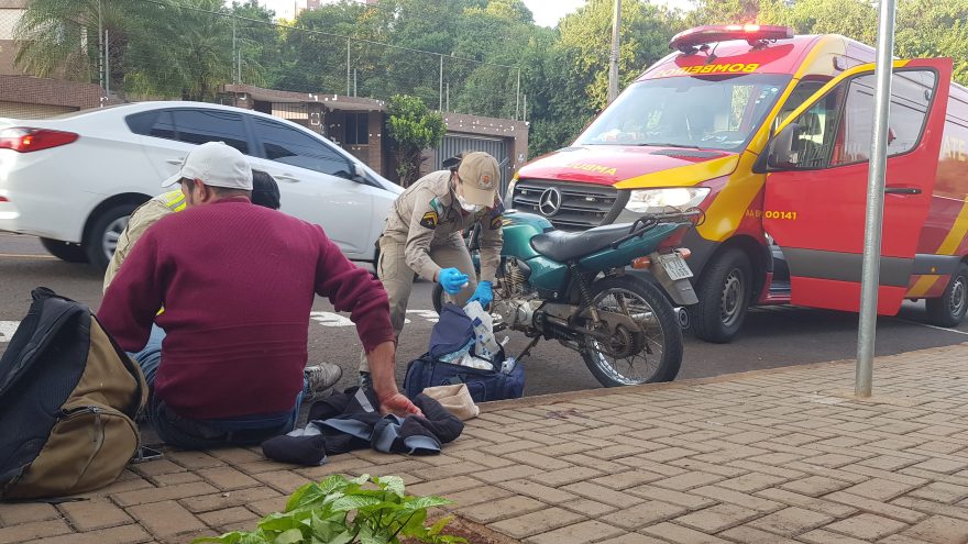 Motociclista tem laceração na perna após colisão com Amarok no Country