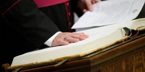 Cardeais entram em reclusão antes do conclave para eleger novo papa Cardeais entram em reclusão antes do conclave para eleger novo papa