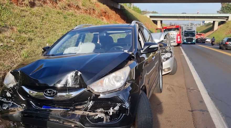 Colisão traseira mobiliza equipes de socorro na BR-277, em Cascavel