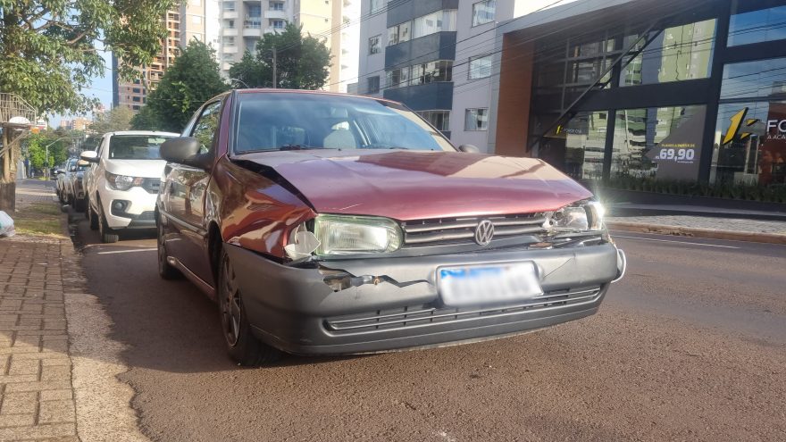 Gol e Corolla se envolvem em colisão traseira na Rua Recife