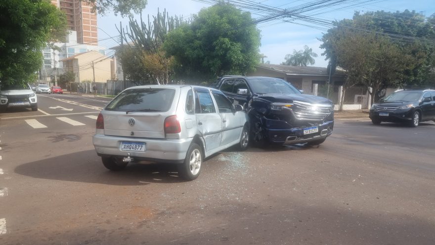 Gol e Ram se envolvem em colisão no Bairro Coqueiral, em Cascavel