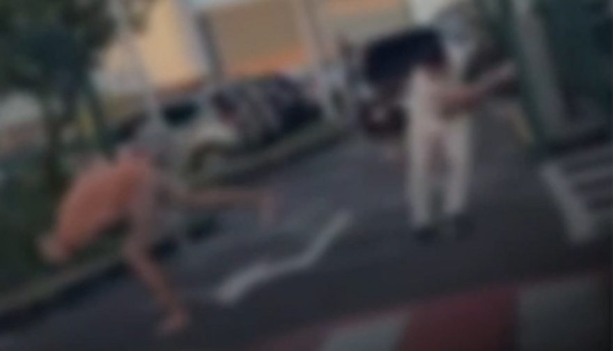 Na saída do shopping, homens brigam e trocam socos e pedradas