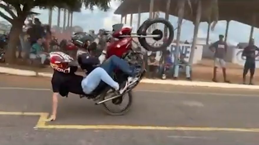 Prefeito “dá uns grau nervoso” em garupa de motocicleta