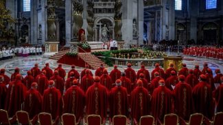 Conclave: 133 cardeais entram em isolamento total para escolha do novo Papa
