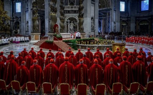 Conclave: 133 cardeais entram em isolamento total para escolha do novo Papa Conclave: 133 cardeais entram em isolamento total para escolha do novo Papa