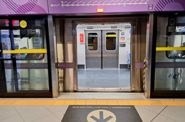 Passageiro morre entre portas do trem e da plataforma em São Paulo