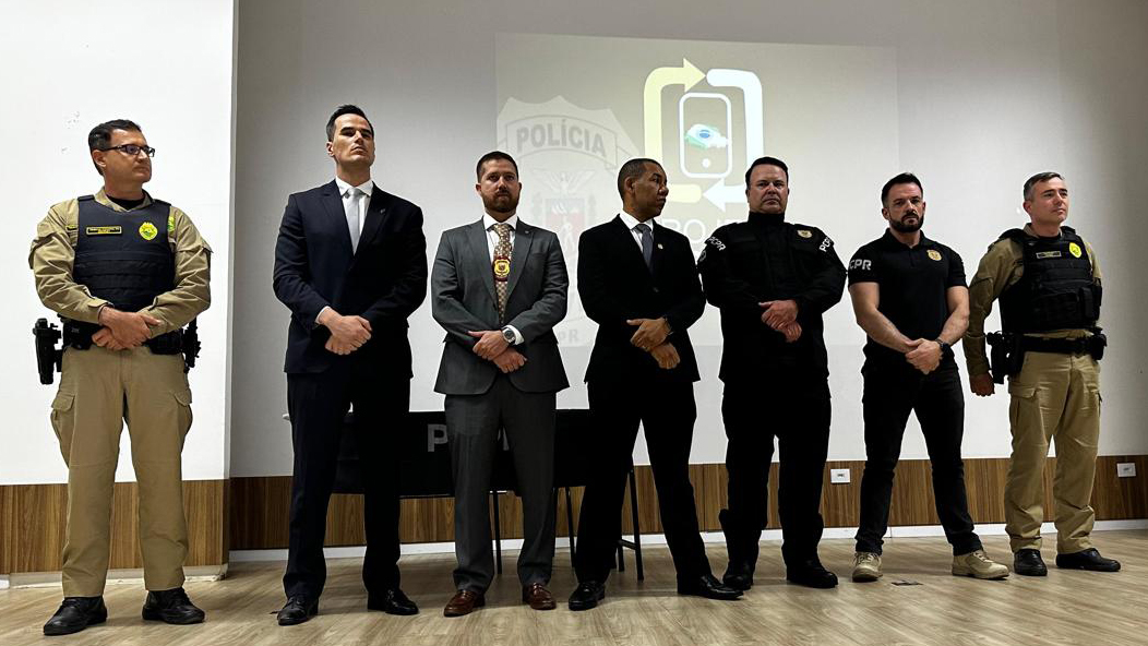 Polícia Civil entrega 160 celulares recuperados em Cascavel durante cerimônia