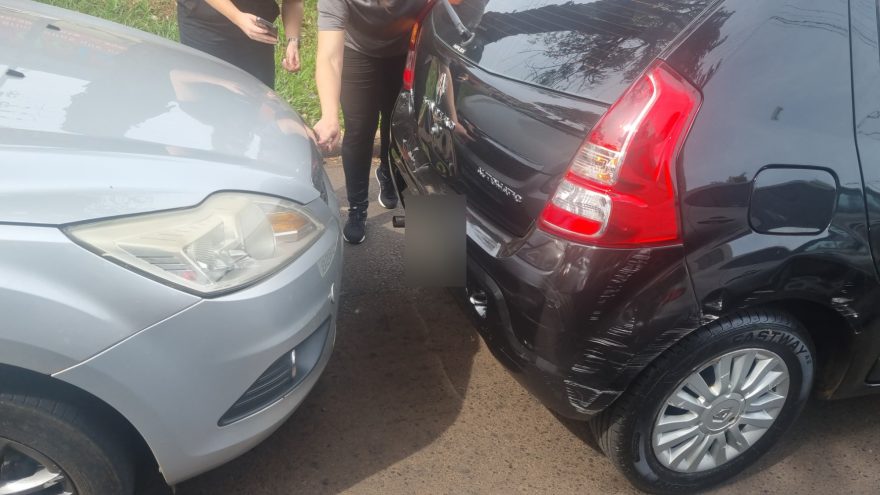 Colisão entre Sandero e Ford Focus é registrada na Avenida Assunção