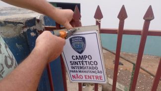Campo sintético do Bairro Periolo é interditado por risco de acidentes e passa por manutenção emergencial