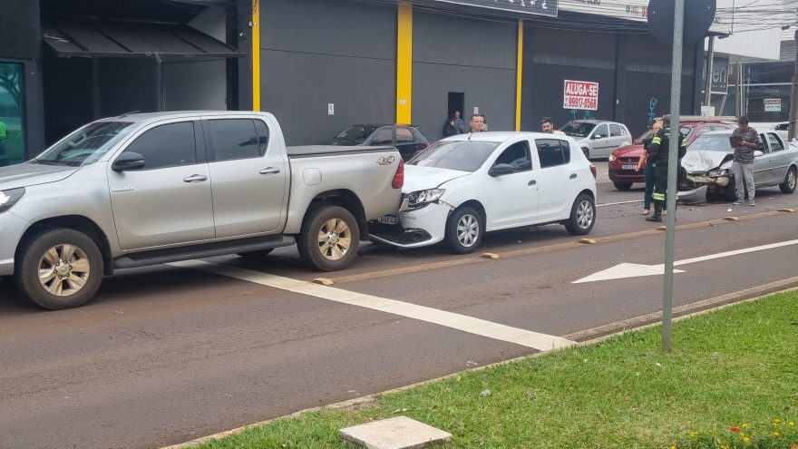Engavetamento entre três veículos causa transtornos na Avenida Tancredo Neves