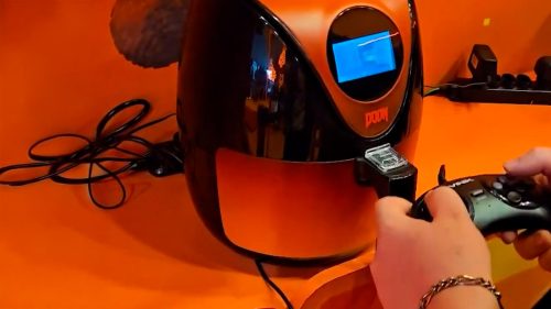 “Doom” roda até em Airfryer: ação inusitada vira sensação na Gamescom Latam 2025 Imagem referente a “Doom” roda até em Airfryer: ação inusitada vira sensação na Gamescom Latam 2025
