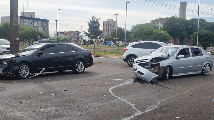 Chevrolet Astra e Ford Fusion colidem fortemente no Centro de Cascavel