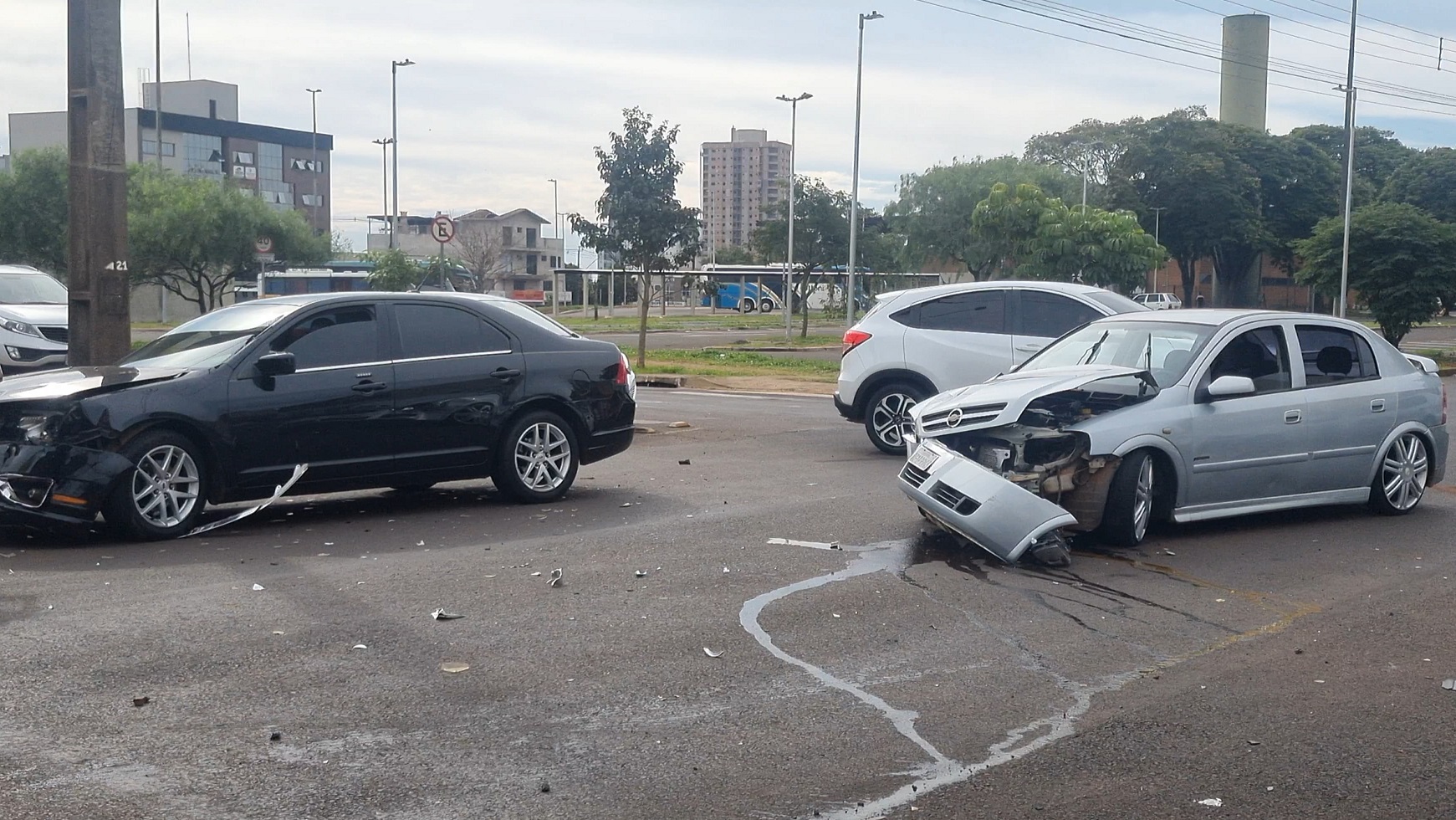 Chevrolet Astra e Ford Fusion colidem fortemente no Centro de Cascavel