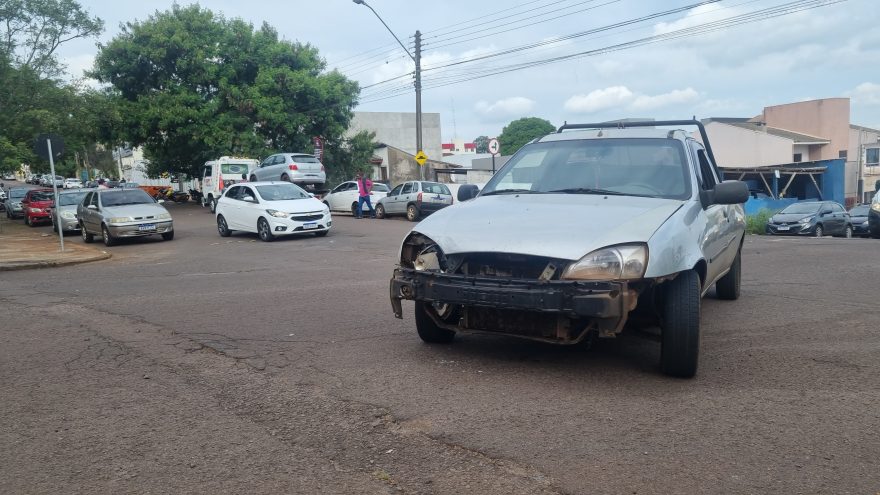Volkswagen Gol e Ford Courier se envolvem em acidente no bairro Parque São Paulo