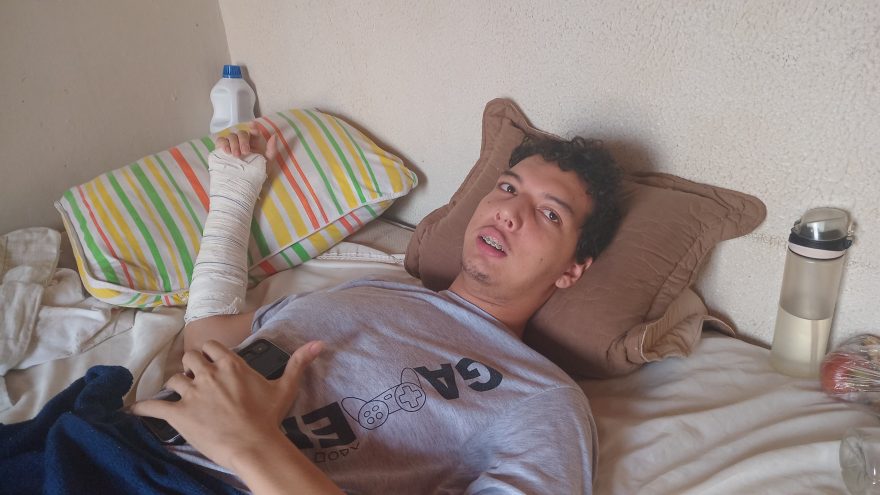 Jovem acamado após acidente grave faz apelo por doações para manter necessidades básicas