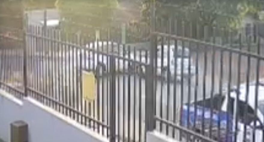 Câmera flagra Clio atingindo muro de residência após colisão no Bairro Floresta