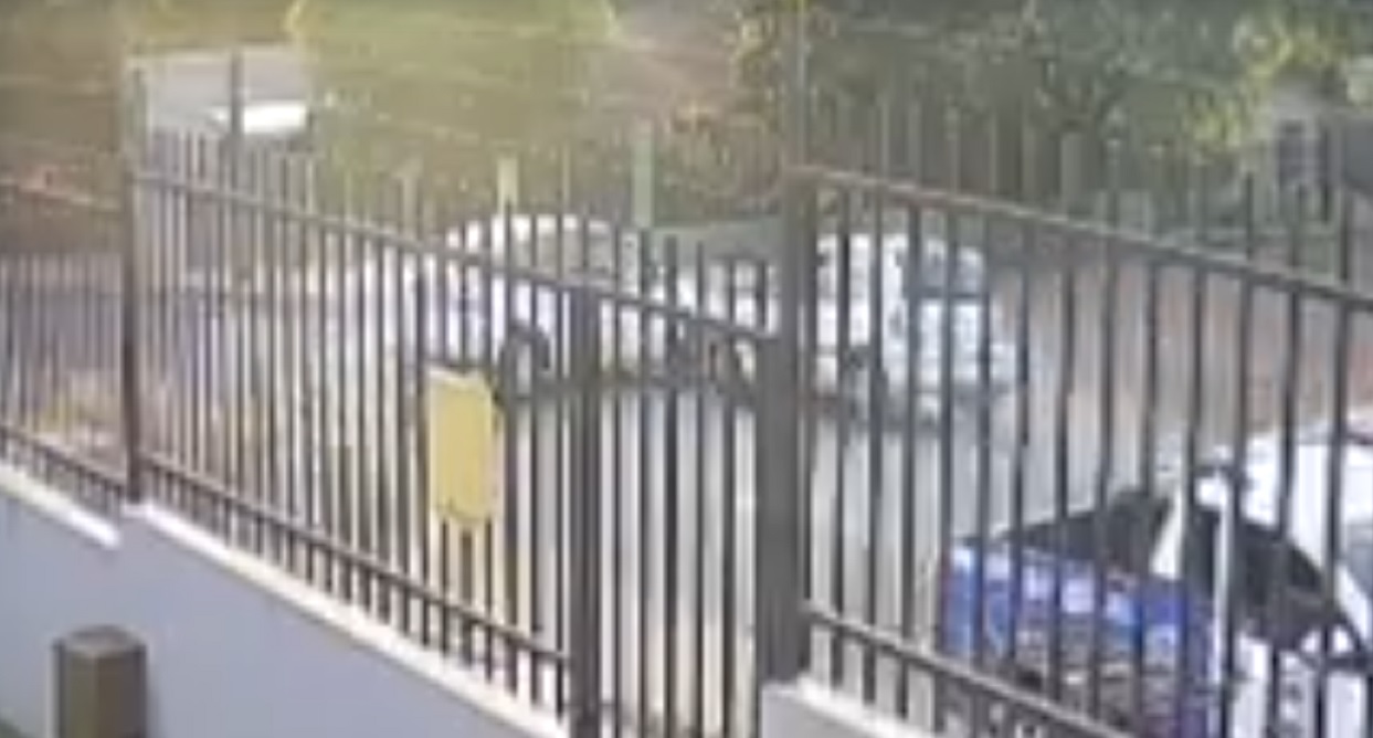 Câmera flagra Clio atingindo muro de residência após colisão no Bairro Floresta