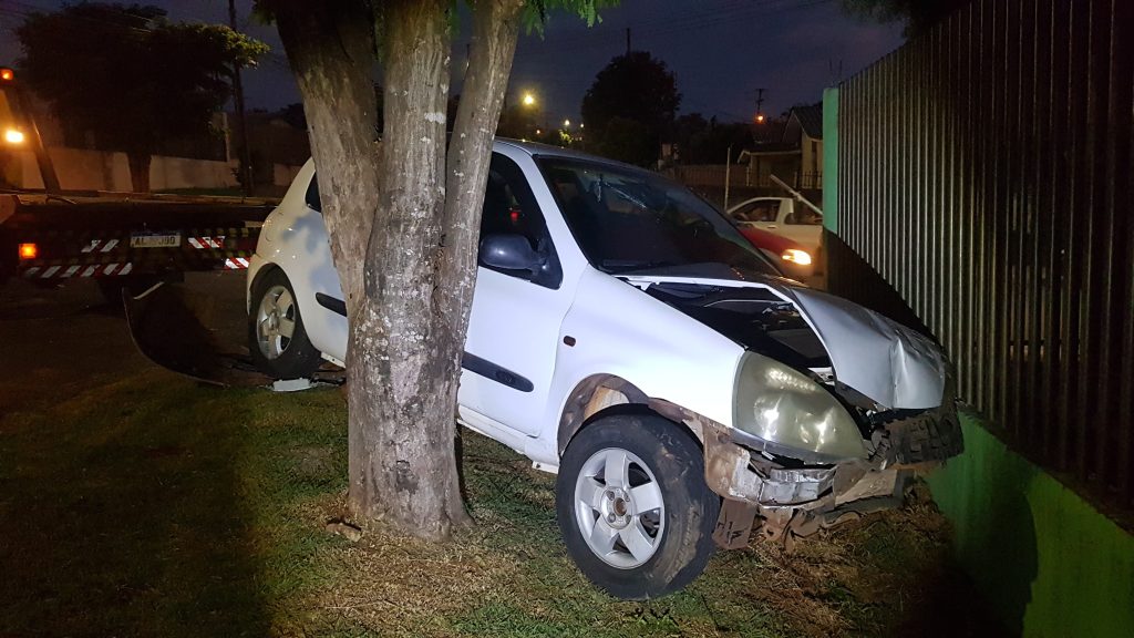 Após colisão com outro veículo, Clio atinge muro no Bairro Floresta