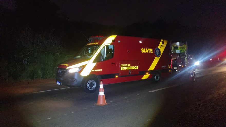 Mulher fica ferida em acidente entre carro e moto na BR-467, em Cascavel
