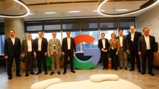 Ratinho Junior sela parceria com o Google para expandir uso de IA e sistemas de gestão